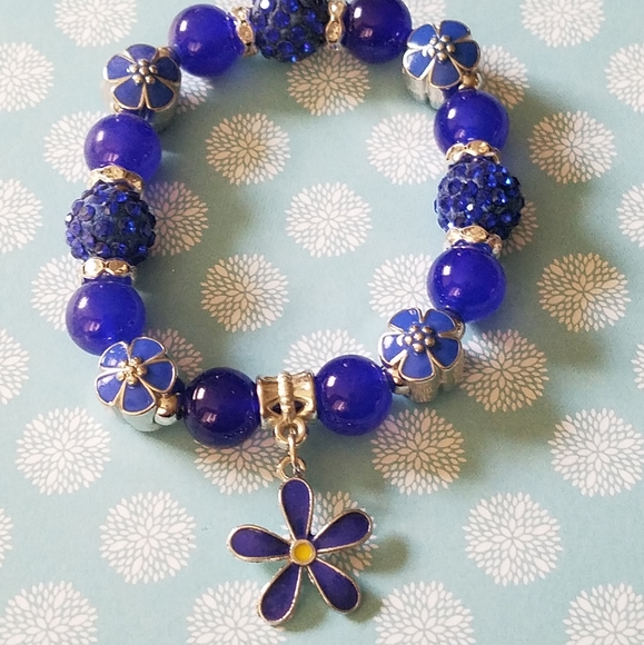 Jewelry - Blue bead bracelet with flower charms